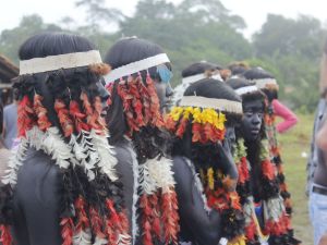 Meninas adornadas para o último dia de festa